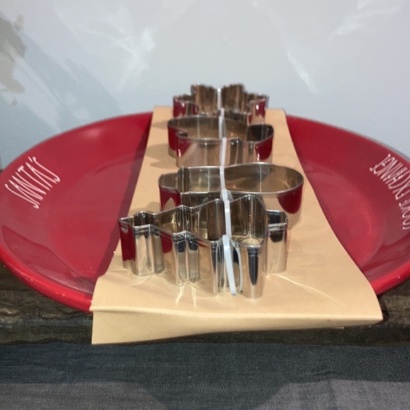 Rae Dunn 🎅 Red Santa’s Exchange Plate w/ Cookie Cutters - Christmas Platter NIB - Picture 6 of 9